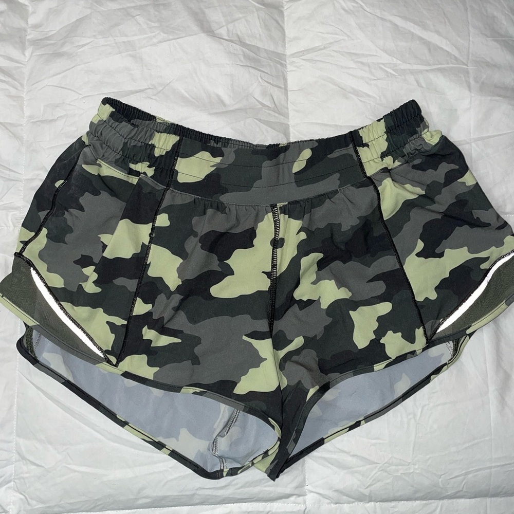 Lululemon Hotty Hot Short 2.5” in Camo Size 8